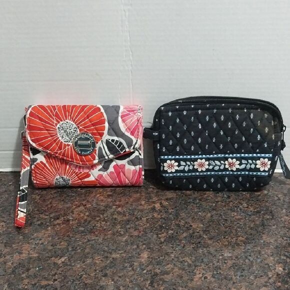 VERA BRADLEY Floral WRISTLET  and Free Quilted Women's Cosmetic Case.  EUC - Picture 1 of 11